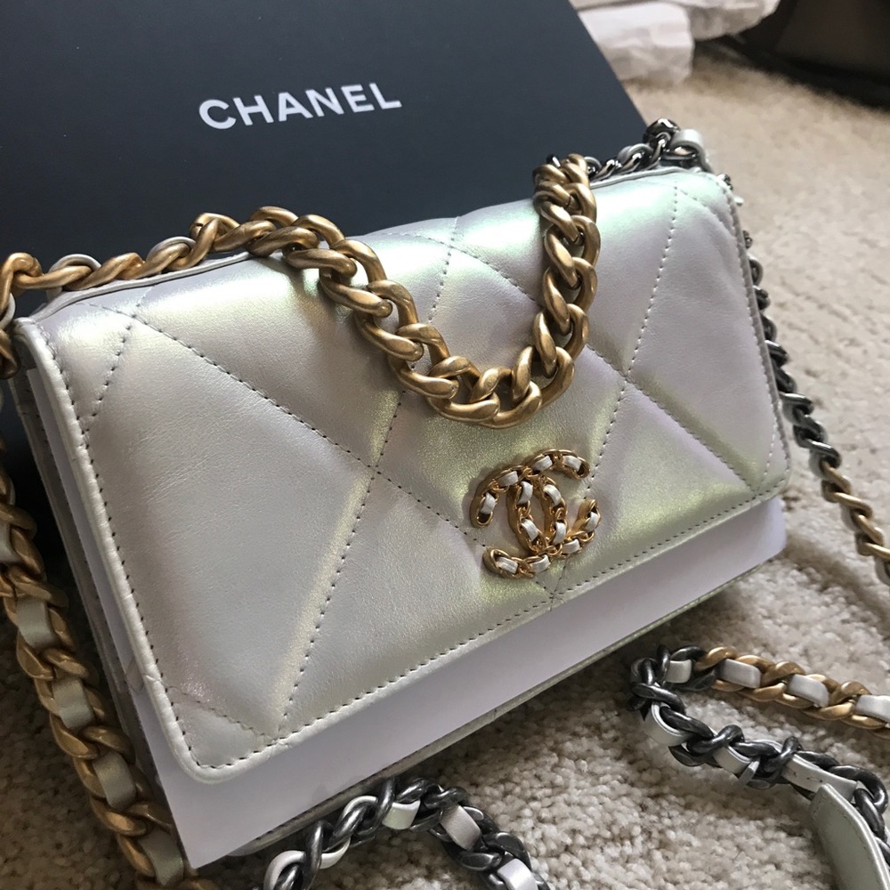 CHANEL 19 WOC iridescent white / ivory 21P